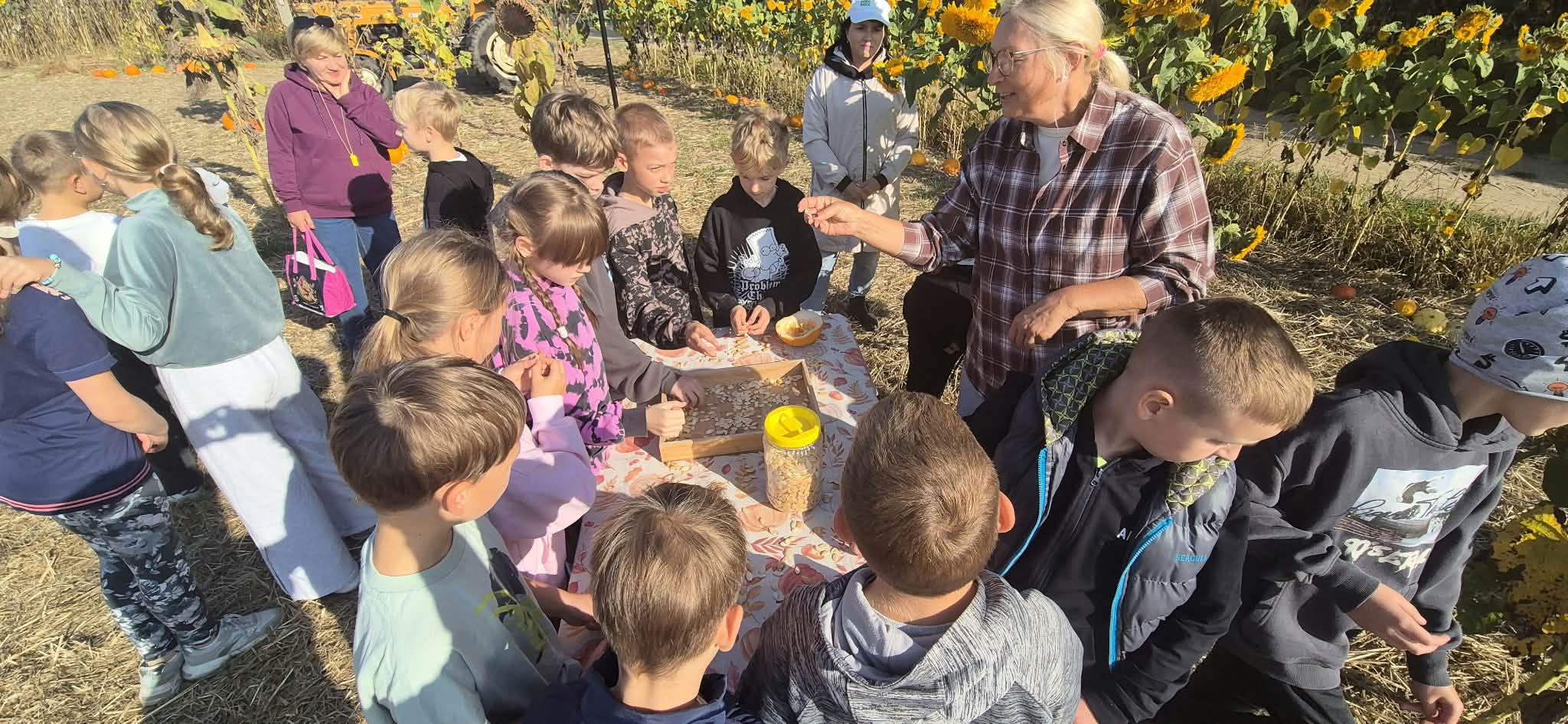 Wycieczka uczniów klas 2a, 3a i 3b na Farmę Dyni w Kołczynie